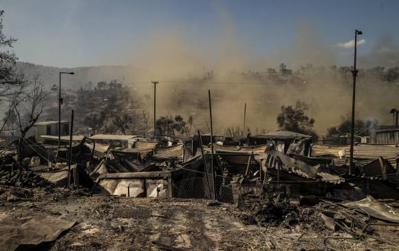 Los bomberos precisan que por el momento “no hay víctimas, pero sí algunos heridos leves con problemas respiratorios por el humo”. FOTO AFP