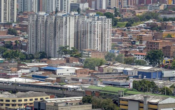 El terreno que solicitan sea adecuado, esquina superior derecha de la foto, es cercano al Cementerio San Lorenzo que tampoco ha recibido intervención. FOTO Juan Antonio Sánchez 