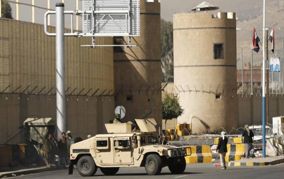 El presidente Abed Rabbo Mansour Hadi “no puede salir de su casa” luego de que rebeldes de chiíes conocidos como Huthis retiraran a sus guardias y desplegaran a sus combtientes. FOTO REUTERS