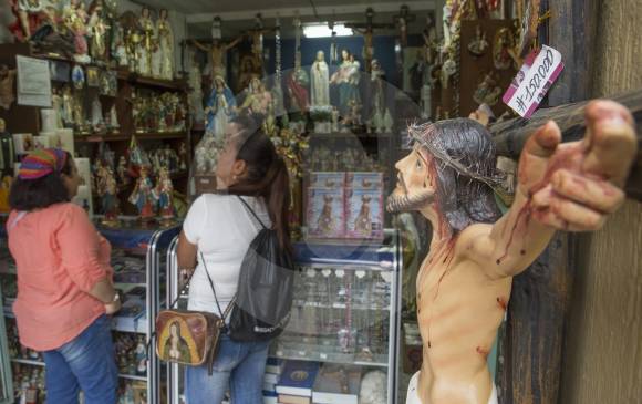 Son pocos los clientes que acuden a comprar artículos religiosos en esta Semana Santa, como en este local cercano al Santuario María Auxiliadora, en Sabaneta. FOTO EDWIN BUSTAMaNTE RESTREPO