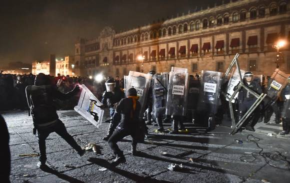 Las protestas en el Zócalo de ciudad de México terminaron en disturbios y enfrentamientos. FOTO afp