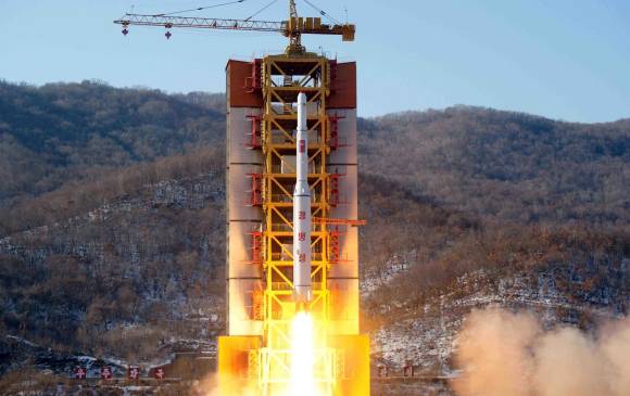 Con la misma tecnología con la que se pone en órbita un satélite para fines pacíficos, se puede lanzar un misil con capacidad destructiva. FOTO AFP PHOTO / KCNA VIA KNS.