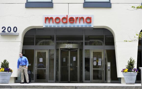 La empresa de biotecnología Moderna anunció que su vacuna contra la covid-19 tiene una eficacia del 94,5 % para reducir el riesgo de contraer la enfermedad. FOTO AFP