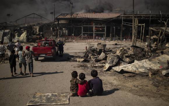 Varios incendios se presentaron en el campo de migrantes de Moria, en la isla griega de Lesbos. FOTO AFP