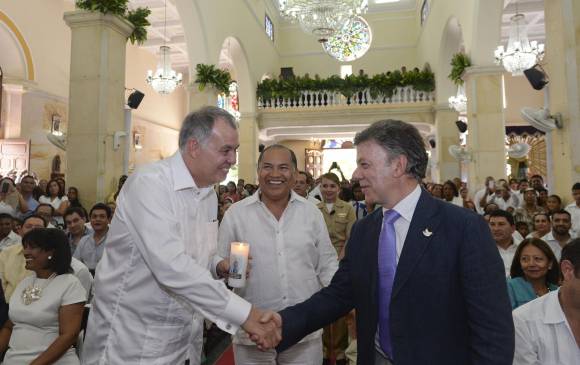 Ordóñez y Santos se saludaron en Rioacha. En el centro, Amylkar Acosta, presidente de la Federación de Departamentos. FOTO PRESIDENCIA