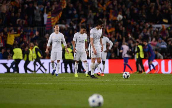 Los futbolistas fueron recibidos con insultos por los hinchas en el aeropuerto de París. FOTO AFP