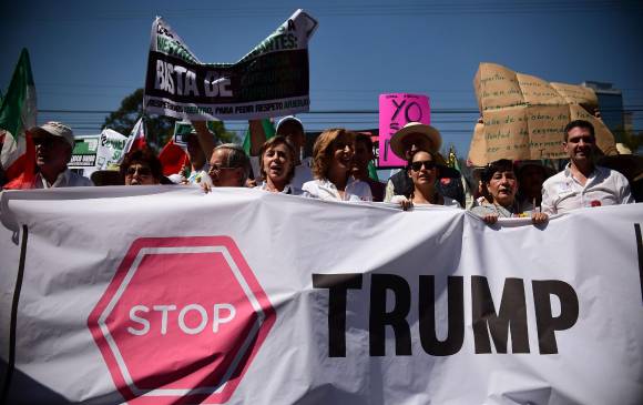 Miles de personas marcharon en México para protestar contra las políticas anunciadas por Donald Trump. FOTO AFP