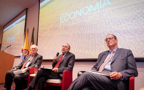 José Antonio Ocampo, codirector del Banco de la República, excontralor Antonio Hernández, y exministro Juan Camilo Restrepo. FOTO Cortesía
