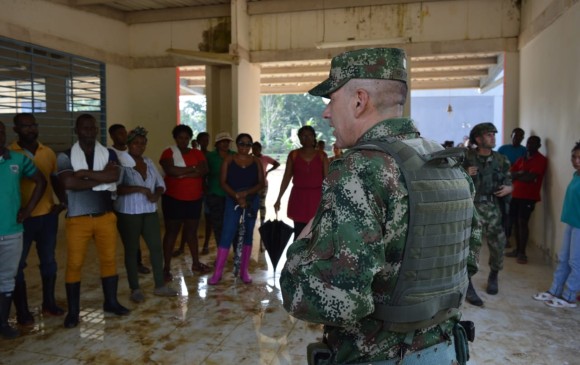 El general Juan Carlos Ramírez, comandante de la Séptima División del Ejército, se reúne con la comunidad afectada. FOTO CORTESÍA EJÉRCITO