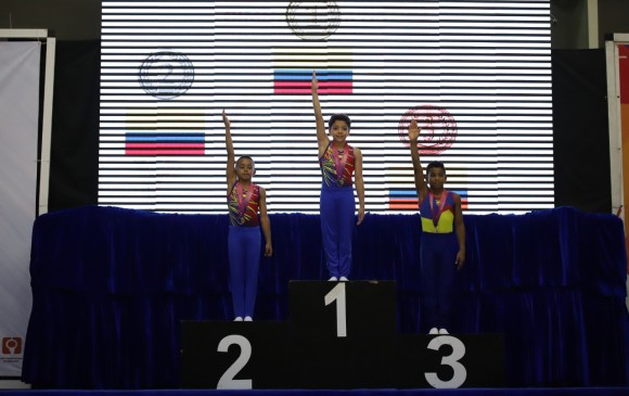 En el podio, Thomas Mejía y Alexander Ortiz, acompañados de un ecuatoriano que fue tercero en su categoría. FOTO cortesía FCG