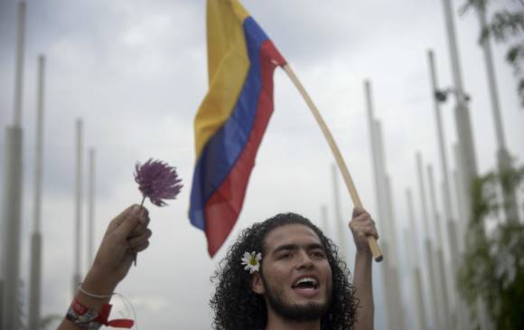 El pasado viernes cientos de jóvenes, la mayoría universitarios, se movilizaron por el centro de la ciudad para pedirle a las partes de la negociación que saquen adelante el acuerdo de paz. FOTO afp