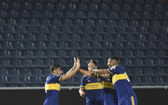 Edwin Cardona, en la celebración con sus compañeros de Boca Juniors. FOTO AFP