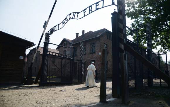 El papa Francisco pasa por las puertas de Auschwitz-Birkenau donde reza la frase infame utilizada por los nazis y que en español traduce “El trabajo nos hace libres”. FOTO ap 