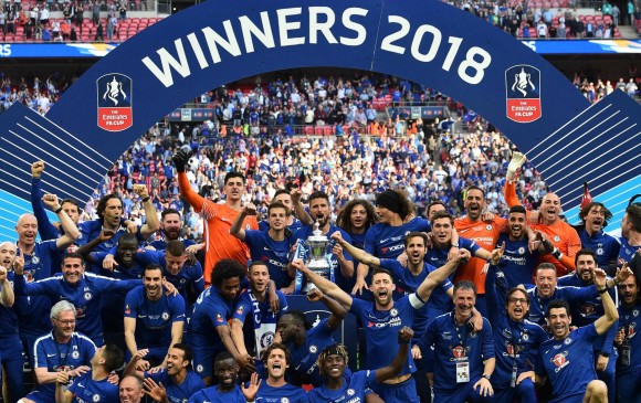 Chelsea celebra el título de la FA Cup tras vencer al Manchester United. FOTO AFP