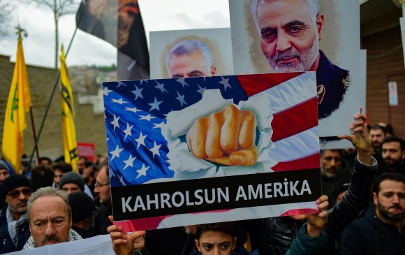 Los mensajes de los iraníes pidiendo venganza contra Estados Unidos, plasmados en carteles, como el de la foto (joder a América) son una constante en las marchas en ese país. FOTO AFP
