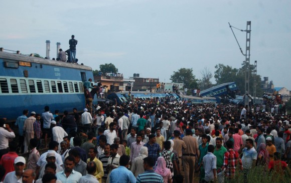 El Ministerio de Ferrocarriles explicó en su cuenta de Twitter que descarrilaron diez vagones del tren número 18.477. FOTO AFP