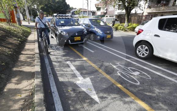 Expertos en movilidad insisten en la importancia de respetar el carril exclusivo de los ciclistas. FOTO Manuel saldarriaga