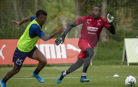 El arquero Andrés Felipe Mosquera Marmolejo lidera el grupo de 17 jugadores seleccionados por Aldo Bobadilla para el debut en la Liga. FOTO EDWIN BUSTAMANTE