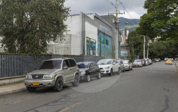 En la calle 16 sur, junto a la Clínica Colsanitas, los carros se estacionan a lo largo de la calle. En algunos casos, la entrada para la ambulancia se ve bloqueada por los vehículos parqueados a los lados. Lo mismo ocurre en vías aledañas. FOTO carlos velásquez