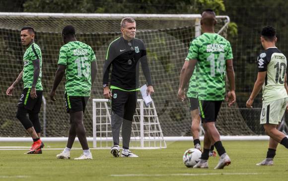 El entrenador Paulo Autuori se muestra muy exigente en las prácticas de Nacional, con la convicción de vencer a Libertad y tener un buen clásico, el domingo, ante DIM. FOTO jaime pérez