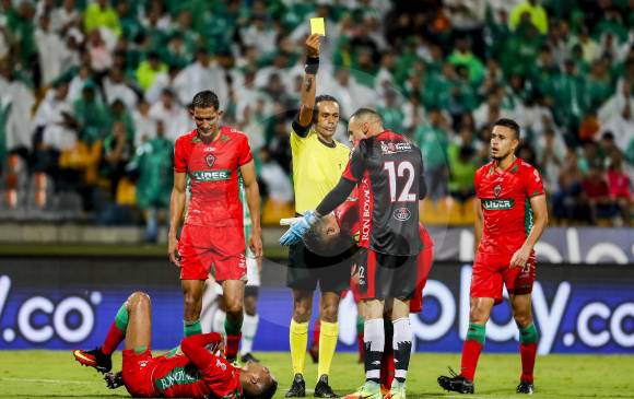 El pago de tarjetas amarillas y rojas que se muestran en los diferentes torneos del fútbol colombiano son asumidos por los clubes, mientras que por simulación no. FOTO jaime pérez munévar 