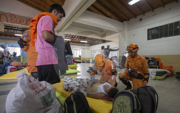 En el colegio El Bosque 21 niños, 84 hombres y mujeres adultos, y 3 maternas han requerido atención médica. FOTO Esteban Vanegas