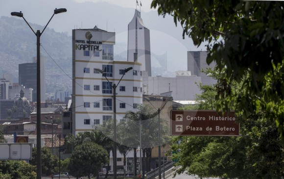 Esta es una de las 200 señales, instaladas en Medellín entre 2016 y 2017, que invitan a visitar la zona delimitada como Centro Histórico. Está ubicada sobre la calle Colombia. FOTO Santiago Mesa