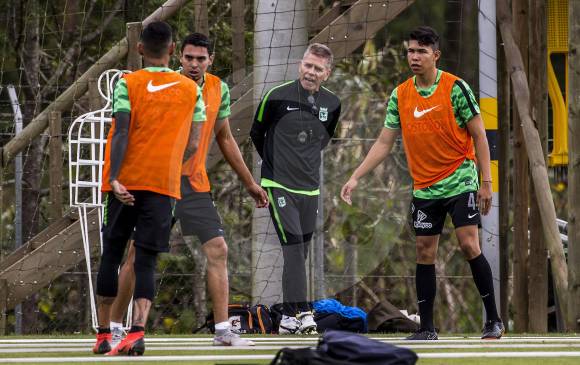 En la imagen aparecen el técnico Paulo Autuori junto a la pareja de centrales de Nacional, Daniel Bocanegra y Nicolás Hernández, quienes vienen haciendo una buena labor. FOTO jaime pérez