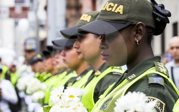 Mujeres de la Policía participaron el domingo durante el homenaje a las 20 víctimas. FOTO JULIO CÉSAR HERRERA