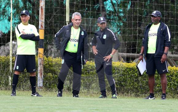 Reinaldo Rueda, en compañía de Carlos Tabares, uno de los preparadores físicos del club. No hay tregua. FOTO Julio Cesár Herrera