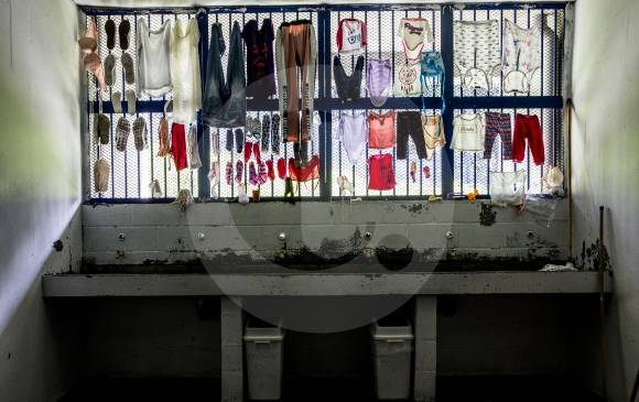 El hacinamiento, la baja salubridad y el flujo constante de personal de guardia y custodia preocupan a los internos. Minjusticia propone incrementar controles para el ingreso. FOTO JULIO CÉSAR HERRERA
