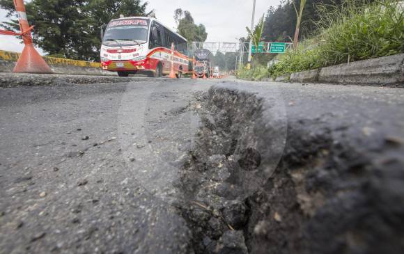Este hundimiento en el carril de ascenso de la vía Las Palmas puso en alerta a las autoridades ante el riesgo de que el tráfico entre Medellín y el Oriente pueda colapsar. FOTO Manuel saldarriaga