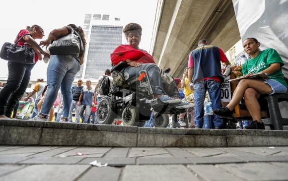 La falta de accesos en rampa es un impedimento para las 12.603 personas que tienen movilidad reducida en Medellín, según reportes del Dane. FOTO JAIME PÉREZ