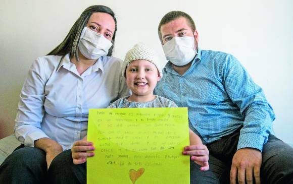 Catalina Montoya y Camilo Salazar, padres de Manuela, buscan que ella siga con una vida normal a pesar de su diagnóstico de leucemia. Esperan que se recupere a final de año. FOTO JULIO CÉSAR HERRERA