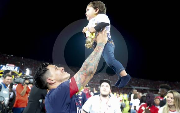 Germán Cano no solo celebró su gol, el título, la medalla y la Copa. Lo hizo también con su hijo Lorenzo. FOTO juan a. sánchez 