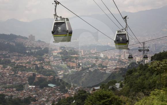 Desde la estación Villa Sierra, al extremo oriente, se observa la ciudad, una urbe que avanza en el mejoramiento de la movilidad. Ahorrará más de 15 minutos el viaje al Centro. FOTO Edwin bustamante