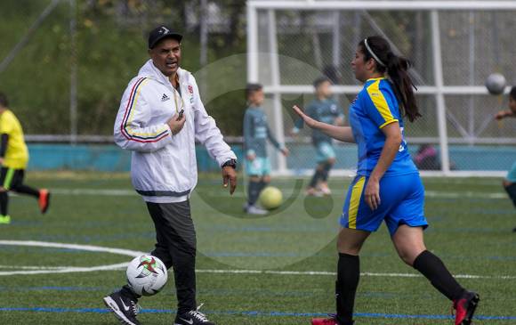 El técnico Carlos Paniagua, en pleno trabajo con la jugadora Laura Aguirre. El Poderoso prepara el primer lance de la final ante América, previsto para el martes en Cali. FOTO Julio César Herrera 
