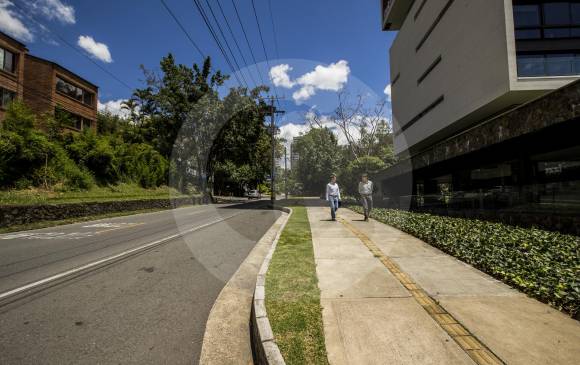 La falta de aceras es una de las quejas recurrentes en la comuna. En vías de alta pendiente no hay por donde caminar. Circuito en la Inferior pretende mejorar condiciones peatonales. FOTO JAIME PÉREZ