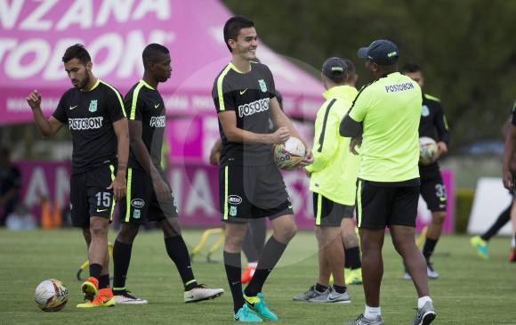 Felipe Aguilar, en primer plano, futbolista que viene subiendo su nivel partido a partido. Puede que tenga la oportunidad en el juego de ida de la final ante Junior. FOTO Edwin bustamante
