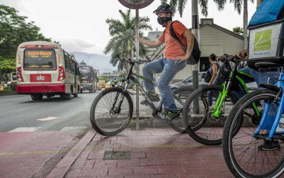 San Juan, en el cruce al frente del centro administrativo La Alpujarra, al medio día. FOTO Santiago Mesa