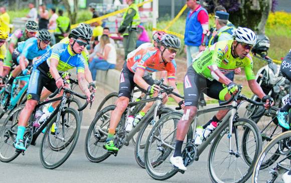 José Tito Hernández (centro) se destacó en el Tour Colombia 2.1 como líder de la montaña en dos etapas. FOTO Edwin Bustamante