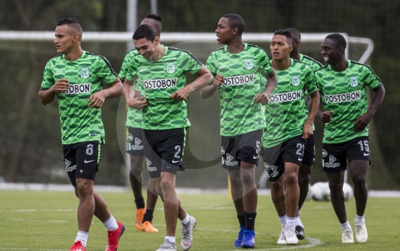 El defensor Daniel Bocanegra (centro), uno de los cuatro campeones de la Libertadores de 2016 que aún permanece en el equipo, liderará al conjunto verde ante La Guaira. FOTO Jaime Pérez 
