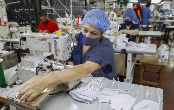 La reapertura gradual de las actividades industriales permitirá a las empresas capitalizar las oportunidades de negocio provocadas por la pandemia del coronavirus. Plásticos, textiles y confecciones se perfilan con potencial. Análisis.FOTO Manuel Saldarriaga