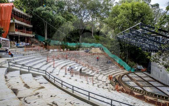Las obras hoy se concentran en el escenario, la zona de palcos y la rampa de acceso que facilitaría el traslado de equipos técnicos y el ingreso de personas con movilidad reducida. FOTO JUAN ANTONIO SÁNCHEZ