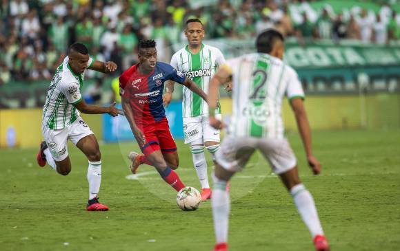 El fútbol colombiano sigue entre la espada y la pared. De ser aprobado el protocolo para el regreso del torneo, la solución en este caso puede costar más que la enfermedad. FOTO carlos velásquez