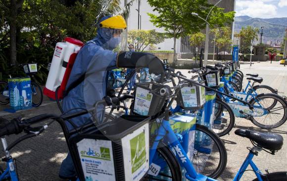 El proceso de desinfección en las estaciones más concurridas se hace cada 10 minutos. Hay un escuadrón de 38 personas que lo llevan a cabo. FOTO Julio CÉSAR Herrera