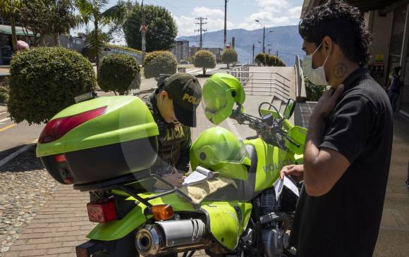 La Policía continúa con diferentes operativos en las principales ciudades del país para ubicar a las personas que incumplen con el aislamiento decretado por el Gobierno. FOTO edwin bustamante