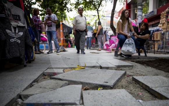 Desniveles y huecos por las obras en Maturín ponen en riesgo tanto a peatones como a comerciantes. FOTO JULIO CÉSAR HERRERA