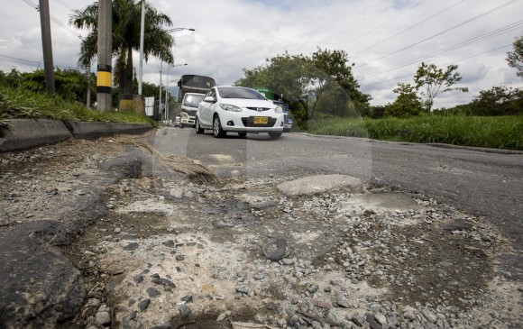 En este tramo se lograron contabilizar 45 huecos de diferentes tamaños. Los deterioros en la vía “provocan accidentes a diario”, dijo el alcalde de Sabaneta, Santiago Montoya. FOTO Julio herrera
