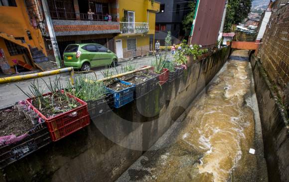 La Cañada Negra, entre Bello y Medellín (foto superior) y La Loca, en París, han tenido desbordamientos. FOTOS RÓBINSON SÁENZ Y jULIO CÉSAR HERRERA
